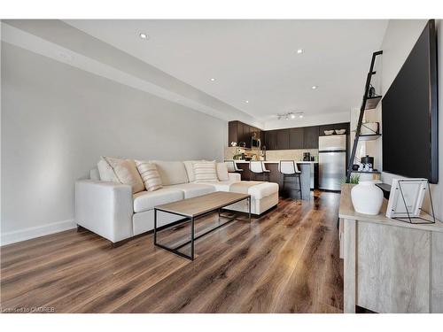 7-2563 Sixth Line, Oakville, ON - Indoor Photo Showing Living Room