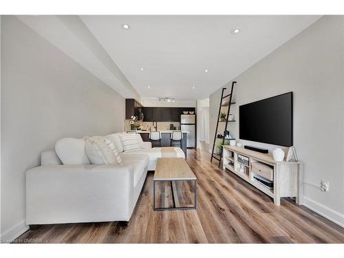 7-2563 Sixth Line, Oakville, ON - Indoor Photo Showing Living Room