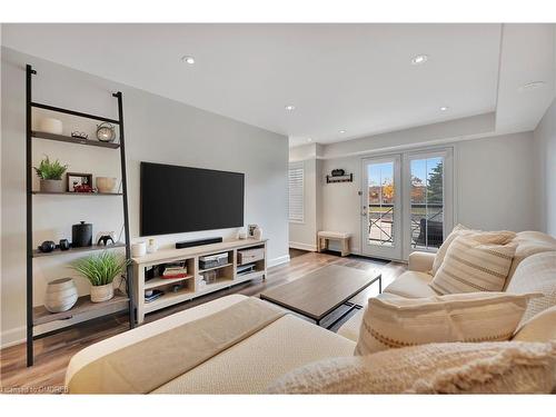 7-2563 Sixth Line, Oakville, ON - Indoor Photo Showing Living Room