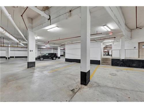 7-2563 Sixth Line, Oakville, ON - Indoor Photo Showing Garage