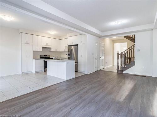 97 Great Falls Boulevard, Hamilton, ON - Indoor Photo Showing Kitchen