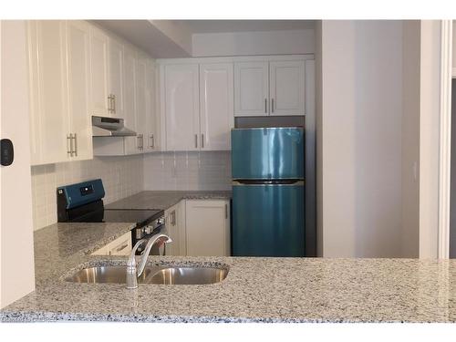 94-677 Park Road N, Brantford, ON - Indoor Photo Showing Kitchen With Double Sink With Upgraded Kitchen