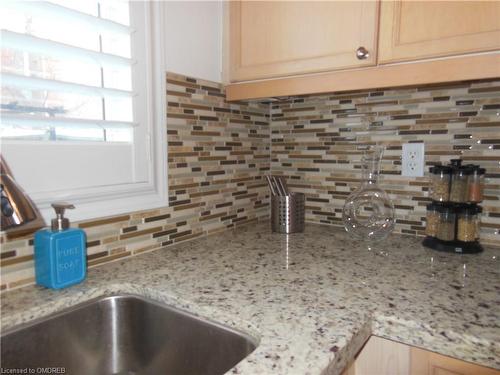 411 Cedar Hedge Road, Milton, ON - Indoor Photo Showing Kitchen