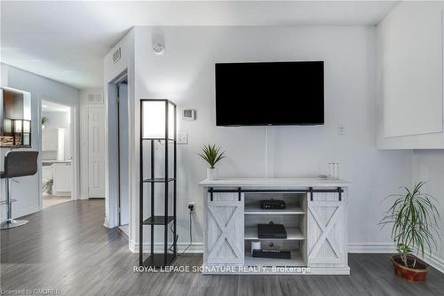 208-1340 Main Street E, Milton, ON - Indoor Photo Showing Living Room