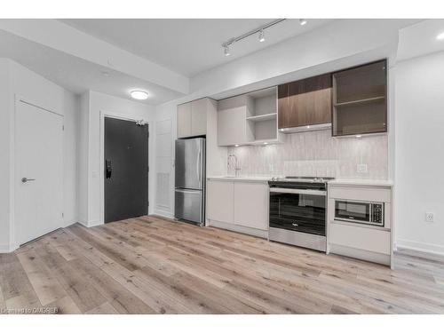 715-395 Dundas Street W, Oakville, ON - Indoor Photo Showing Kitchen