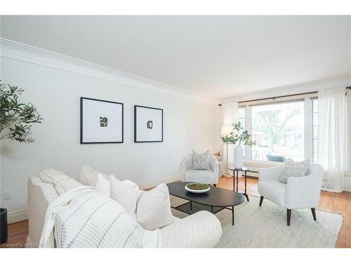 172 Oakland Drive, Hamilton, ON - Indoor Photo Showing Living Room