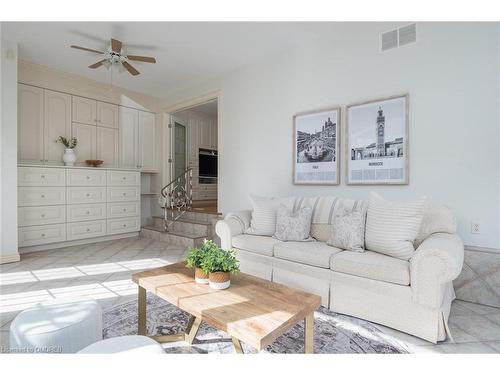 172 Oakland Drive, Hamilton, ON - Indoor Photo Showing Living Room