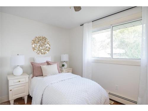 172 Oakland Drive, Hamilton, ON - Indoor Photo Showing Bedroom