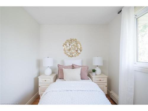 172 Oakland Drive, Hamilton, ON - Indoor Photo Showing Bedroom