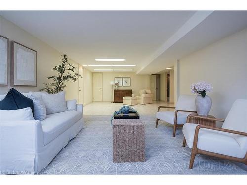 172 Oakland Drive, Hamilton, ON - Indoor Photo Showing Living Room