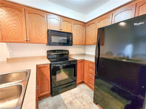 21 Bluegrass Crescent, St. Catharines, ON - Indoor Photo Showing Kitchen With Double Sink