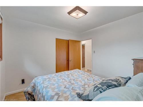 118 Lynn Court, Burlington, ON - Indoor Photo Showing Bedroom