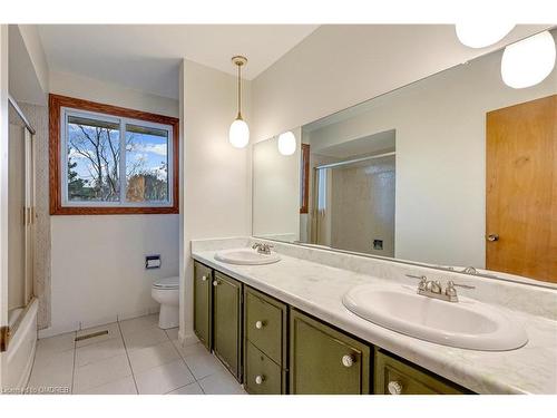 118 Lynn Court, Burlington, ON - Indoor Photo Showing Bathroom