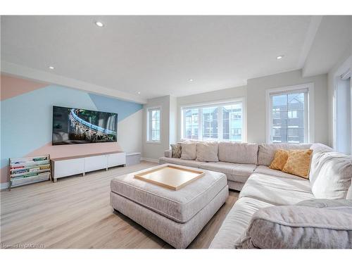 11-311 Woolwich Street, Waterloo, ON - Indoor Photo Showing Living Room