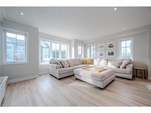 11-311 Woolwich Street, Waterloo, ON - Indoor Photo Showing Living Room