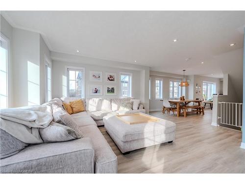 11-311 Woolwich Street, Waterloo, ON - Indoor Photo Showing Living Room