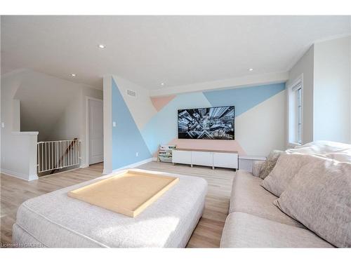 11-311 Woolwich Street, Waterloo, ON - Indoor Photo Showing Living Room