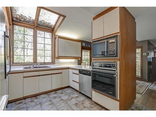 1296 Cumnock Crescent, Oakville, ON - Indoor Photo Showing Kitchen