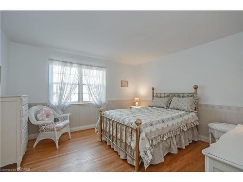 1296 Cumnock Crescent, Oakville, ON - Indoor Photo Showing Bedroom