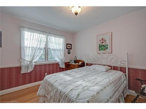 1296 Cumnock Crescent, Oakville, ON - Indoor Photo Showing Bedroom