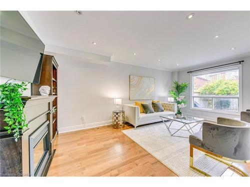 3401 Water Lily Court, Mississauga, ON - Indoor Photo Showing Living Room