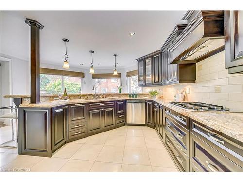 3401 Water Lily Court, Mississauga, ON - Indoor Photo Showing Kitchen With Stainless Steel Kitchen With Upgraded Kitchen