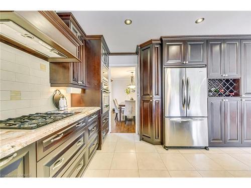 3401 Water Lily Court, Mississauga, ON - Indoor Photo Showing Kitchen With Upgraded Kitchen