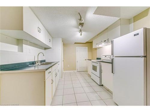 3401 Water Lily Court, Mississauga, ON - Indoor Photo Showing Kitchen