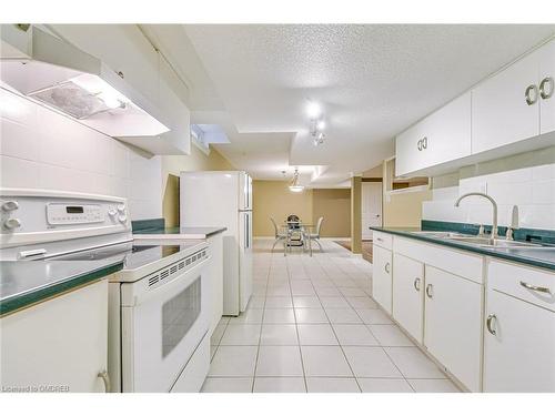 3401 Water Lily Court, Mississauga, ON - Indoor Photo Showing Kitchen