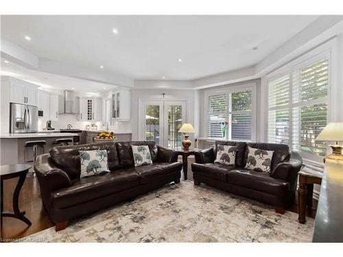 1195 Crestdale Road, Mississauga, ON - Indoor Photo Showing Living Room