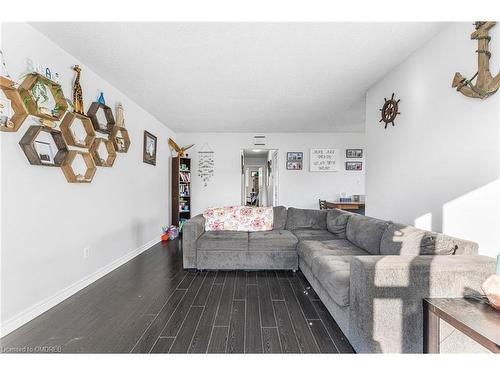 49 Hill Park Lane, St. Catharines, ON - Indoor Photo Showing Living Room