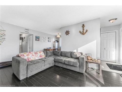 49 Hill Park Lane, St. Catharines, ON - Indoor Photo Showing Living Room