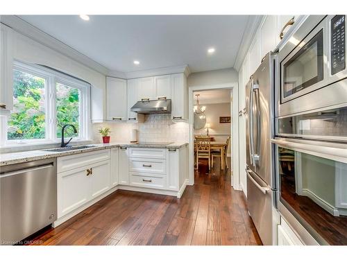 1460 Caulder Drive, Oakville, ON - Indoor Photo Showing Kitchen With Upgraded Kitchen