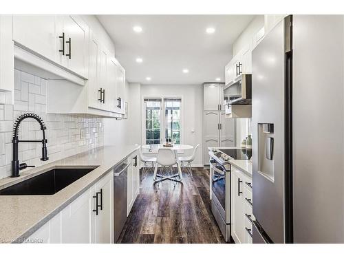 2234 Shipwright Road, Oakville, ON - Indoor Photo Showing Kitchen With Upgraded Kitchen