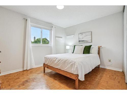 4476 Jenkins Crescent, Mississauga, ON - Indoor Photo Showing Bedroom