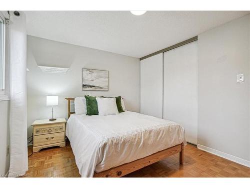 4476 Jenkins Crescent, Mississauga, ON - Indoor Photo Showing Bedroom