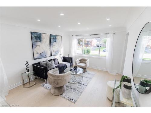 46 Upper Walker Avenue, Stoney Creek, ON - Indoor Photo Showing Living Room