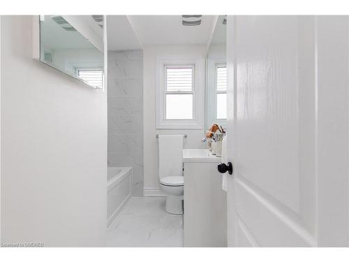 46 Upper Walker Avenue, Stoney Creek, ON - Indoor Photo Showing Bathroom