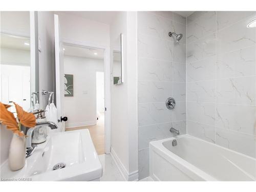 46 Upper Walker Avenue, Stoney Creek, ON - Indoor Photo Showing Bathroom