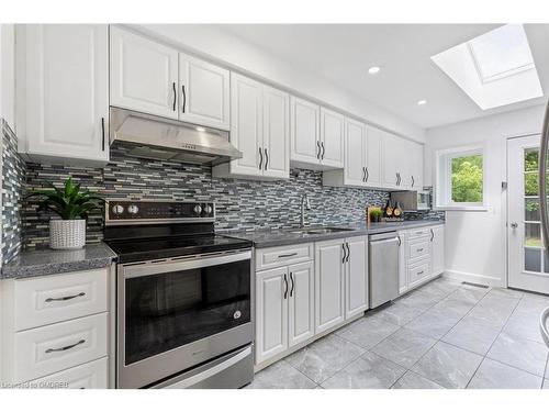 1204 Potters Wheel Crescent, Oakville, ON - Indoor Photo Showing Kitchen With Upgraded Kitchen