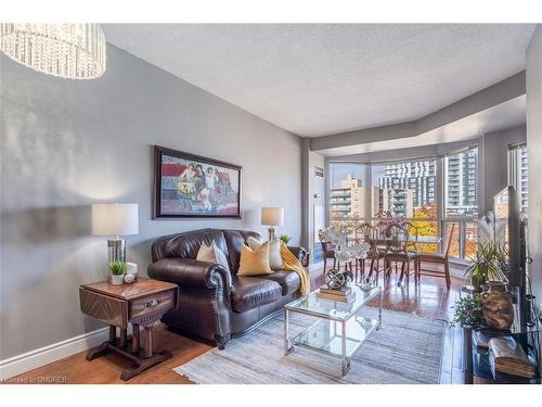 517-2511 Lakeshore Road W, Oakville, ON - Indoor Photo Showing Living Room