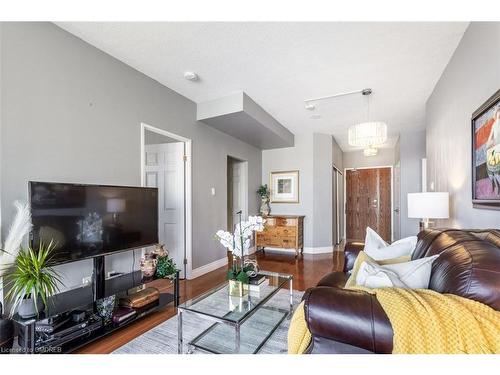 517-2511 Lakeshore Road W, Oakville, ON - Indoor Photo Showing Living Room