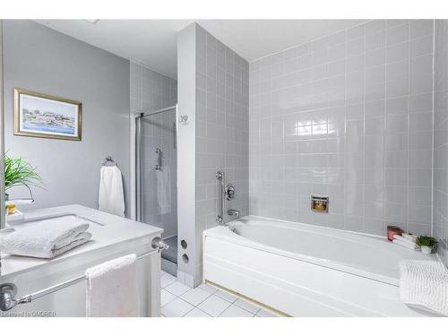 517-2511 Lakeshore Road W, Oakville, ON - Indoor Photo Showing Bathroom