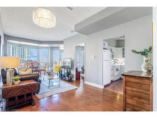 517-2511 Lakeshore Road W, Oakville, ON - Indoor Photo Showing Living Room