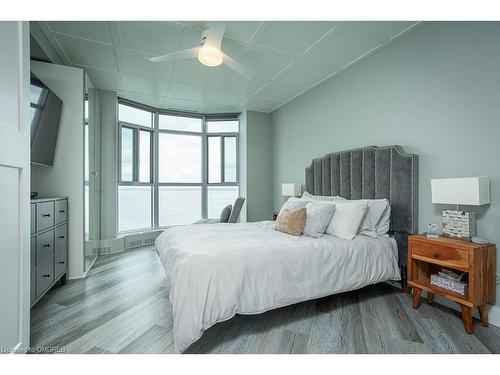 1504-5250 Lakeshore Road, Burlington, ON - Indoor Photo Showing Bedroom