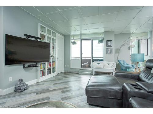 1504-5250 Lakeshore Road, Burlington, ON - Indoor Photo Showing Living Room