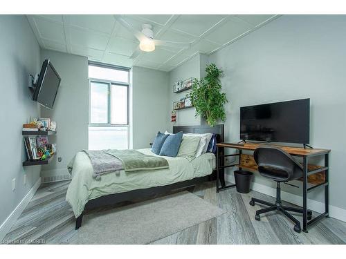 1504-5250 Lakeshore Road, Burlington, ON - Indoor Photo Showing Bedroom