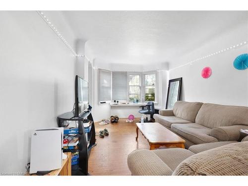 83 Haddon Avenue S, Hamilton, ON - Indoor Photo Showing Living Room