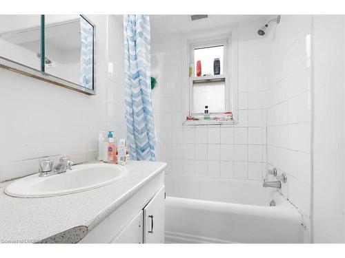 83 Haddon Avenue S, Hamilton, ON - Indoor Photo Showing Bathroom