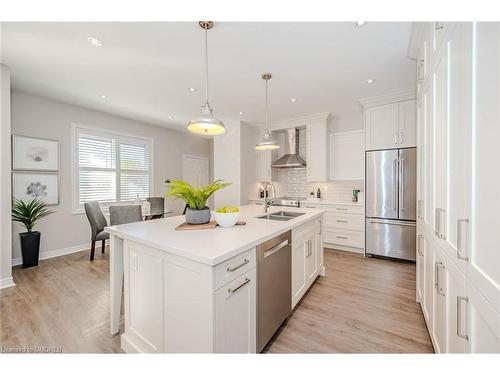 2540 Sunnyhurst Close, Oakville, ON - Indoor Photo Showing Kitchen With Double Sink With Upgraded Kitchen